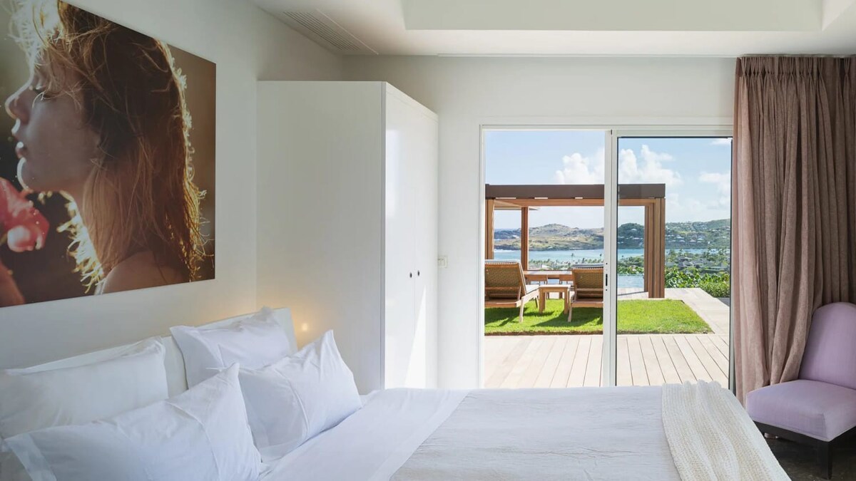 Stunning Luxurious Villa in Front of the Ocean