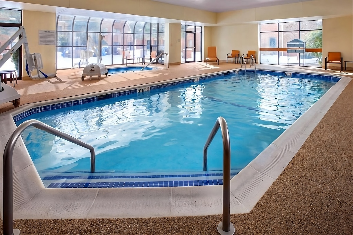 Unwind and Relax, 1BR w/ Pool, Near Natick Mall!