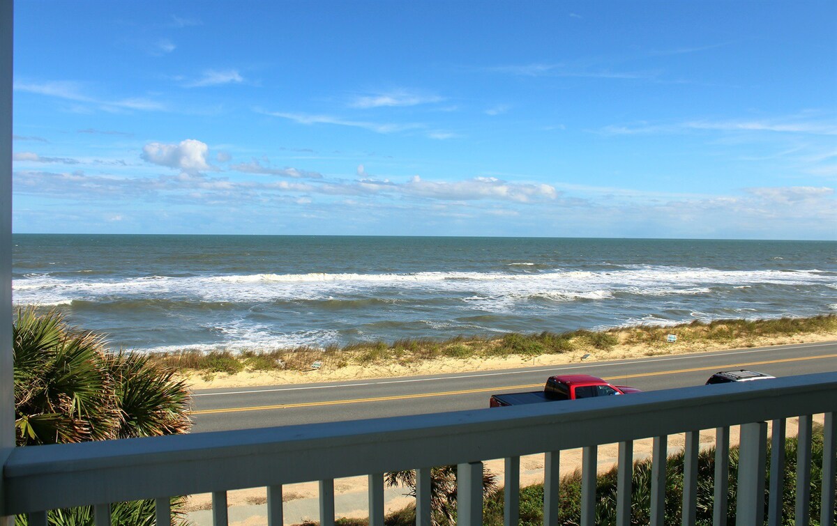 Stunning Ocean Views, Sleeps 10, New Build, Beach!