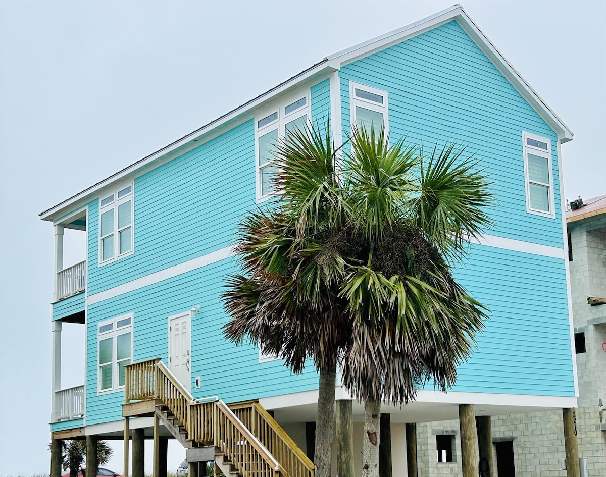 Stunning Ocean Views, Sleeps 10, New Build, Beach!