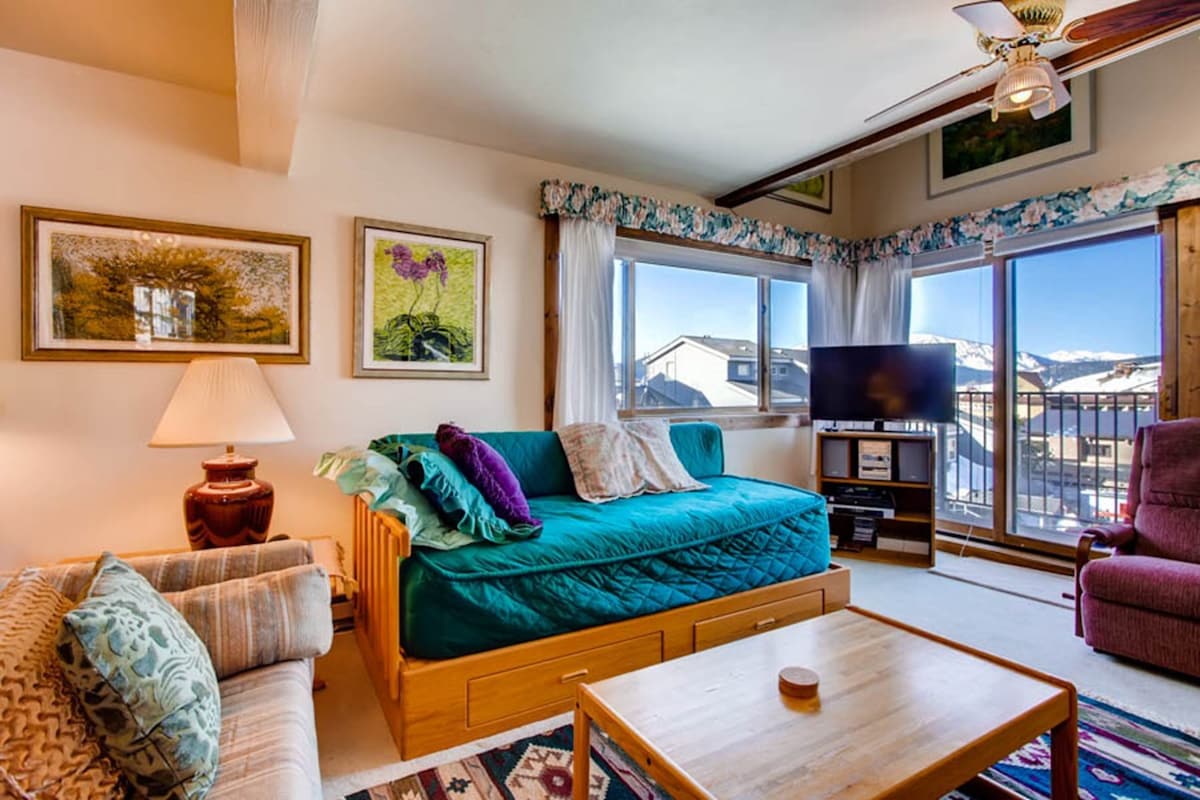 Cozy Slopeside Condo | Private Balcony & Fireplace