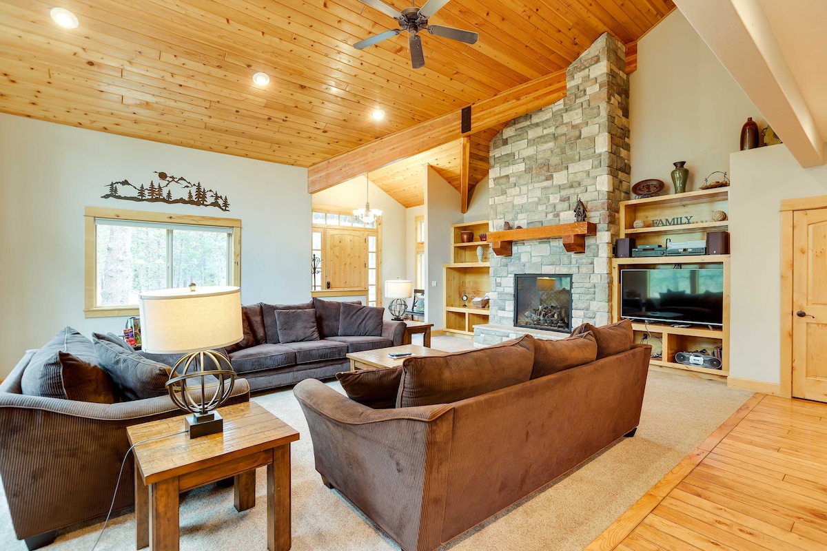 Peaceful Sunriver Retreat w/ Pool & Hot Tub