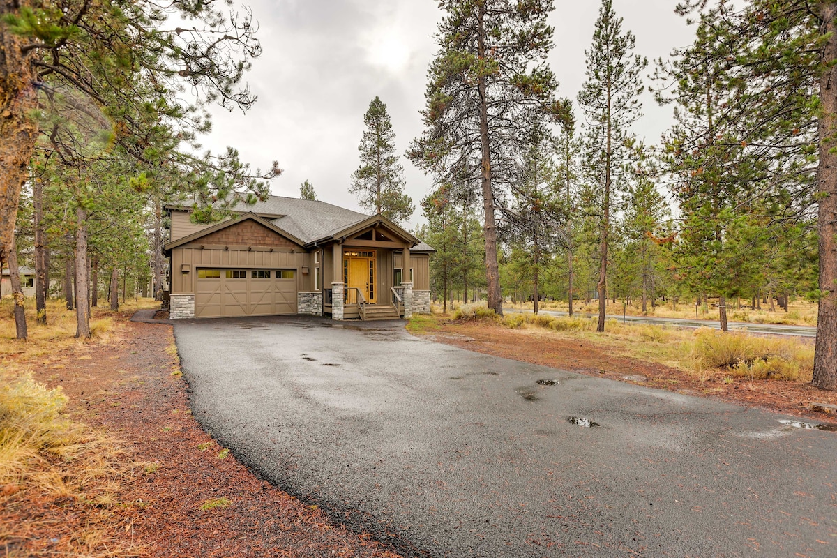 Peaceful Sunriver Retreat w/ Pool & Hot Tub