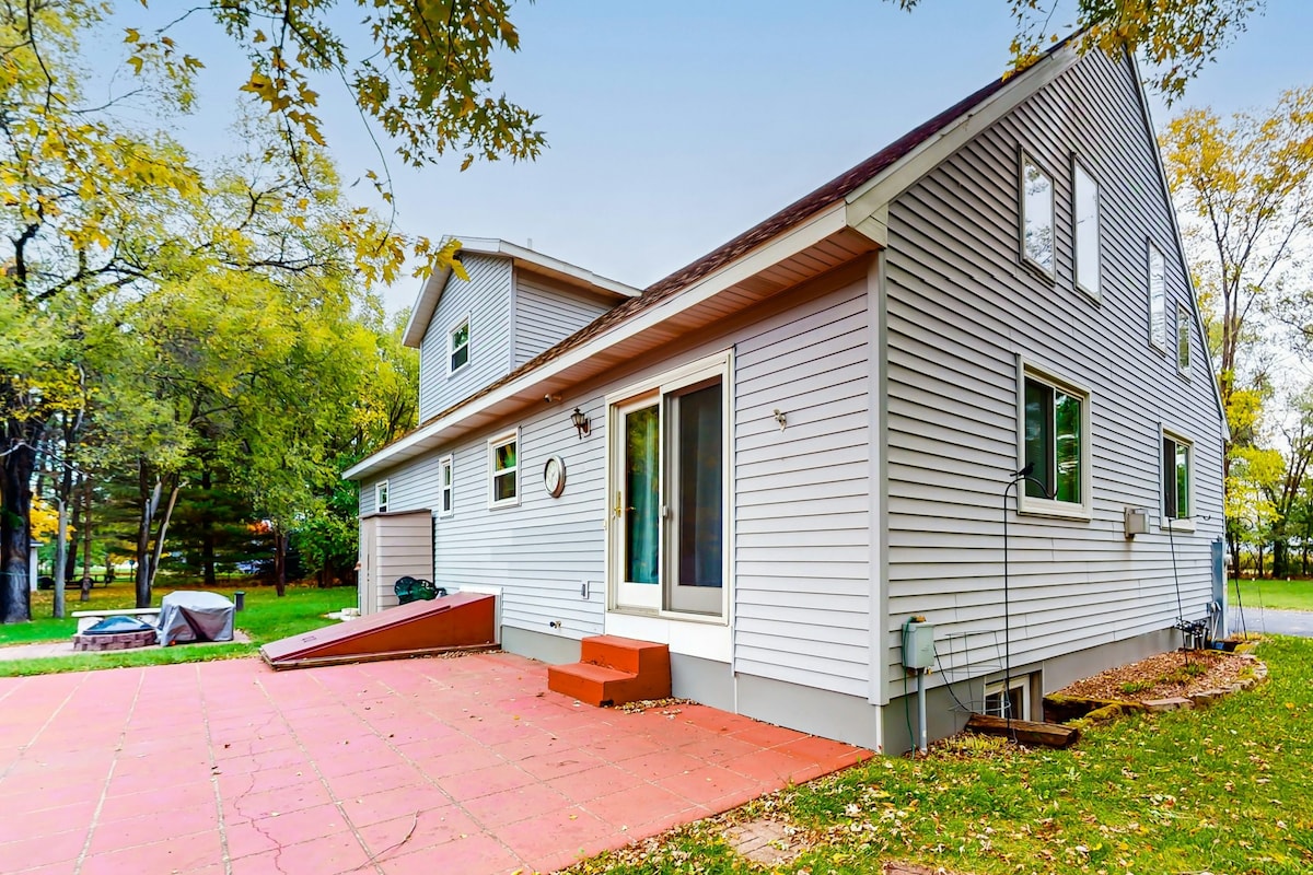 Classic 4BR with firepit & yard - dog-friendly