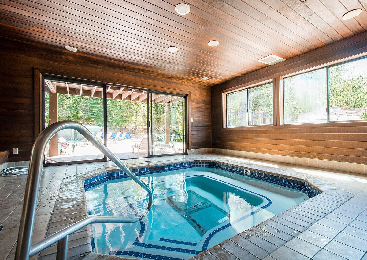 Mtn Retreat |带恒温泳池和热水浴池的俱乐部会所
