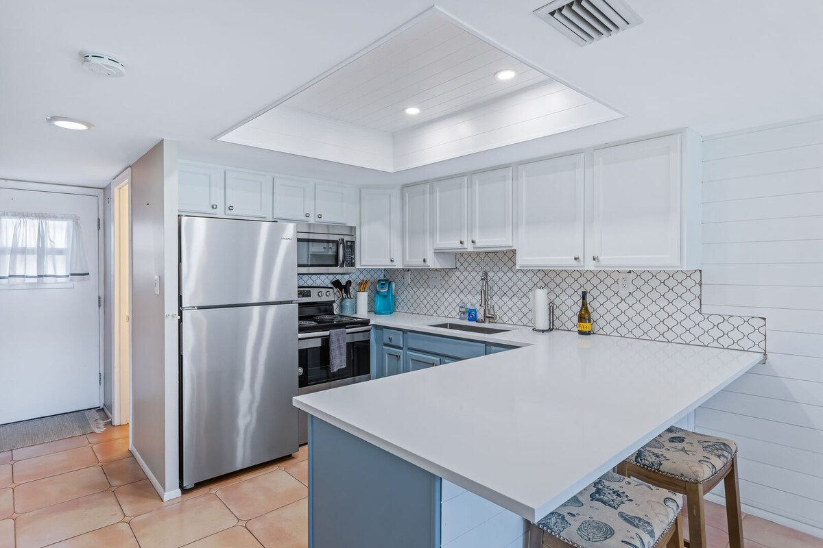 Renovated Surfside Ocean View Condo / Pool