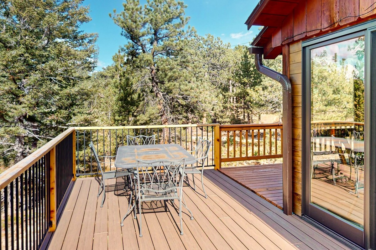 2BR dog-friendly with deck & fireplace