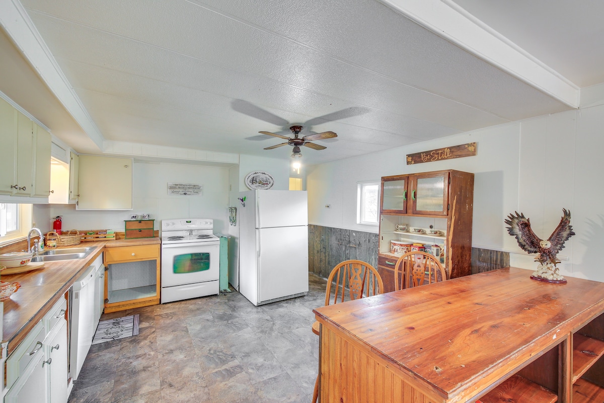 Charming Cottage in Libby w/ Yard: Pets Welcome!