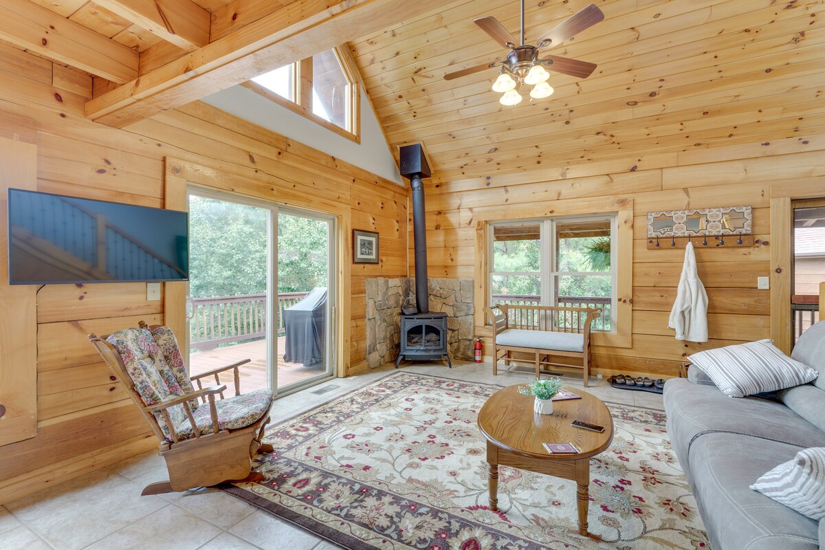 Cozy North Carolina Cabin - Deck, Grill & Fire Pit