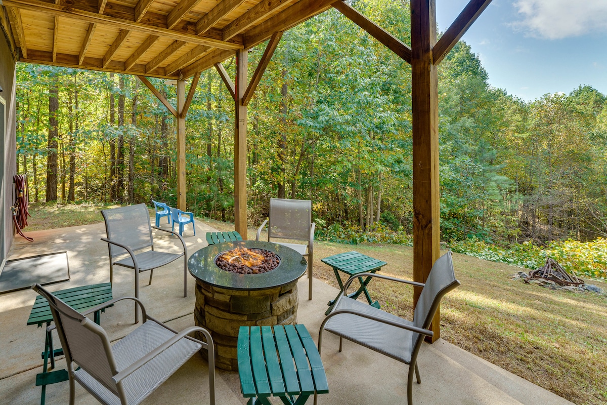 Cozy North Carolina Cabin - Deck, Grill & Fire Pit