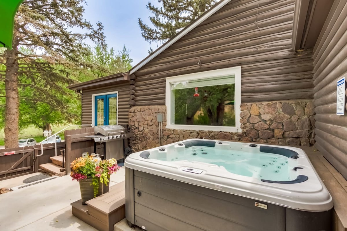 The Lodge-new-HOT TUB-Private Backyard*FirePit*