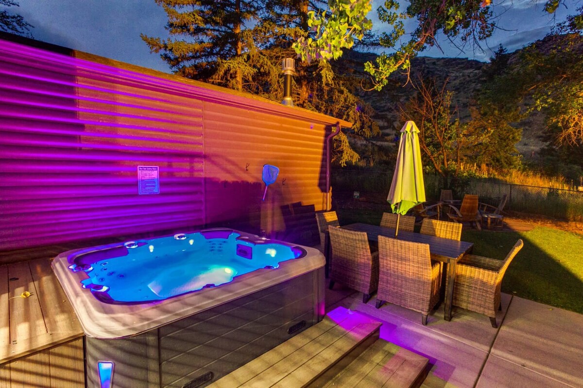 The Lodge-new-HOT TUB-Private Backyard*FirePit*