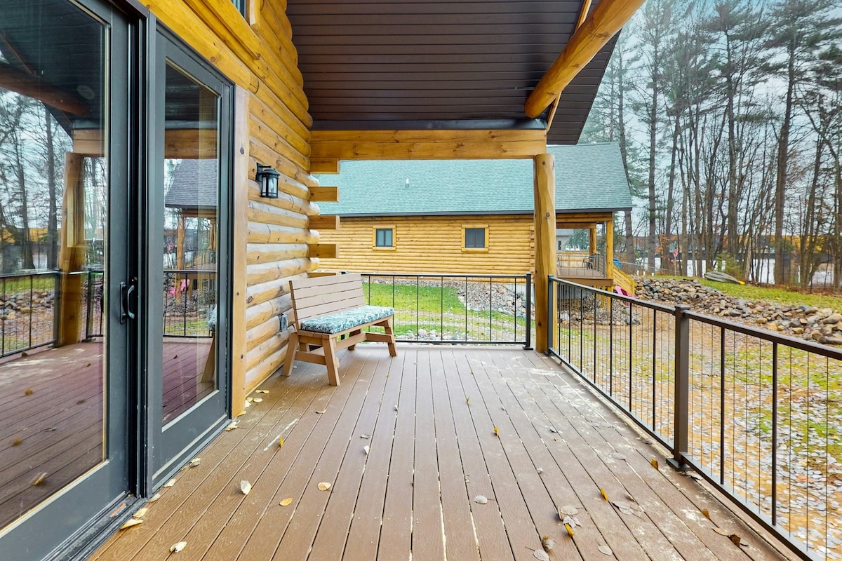 4BR new riverfront cabin with grill - dogs ok