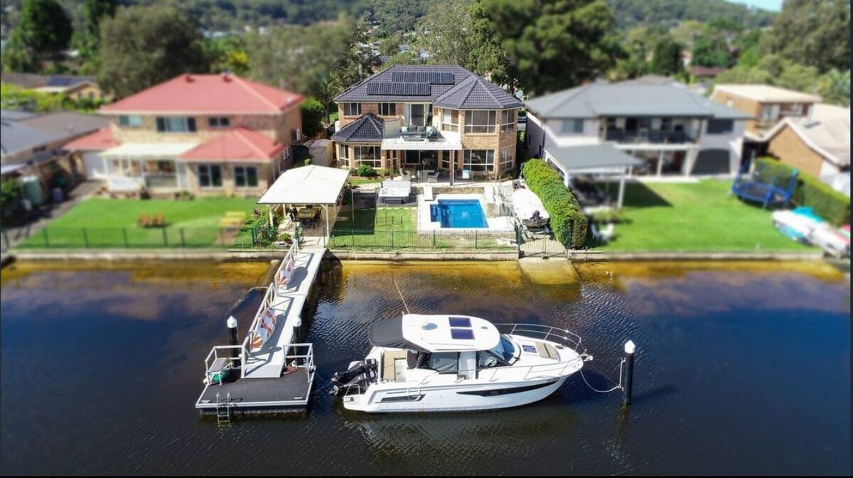 Luxury Waterfront / Pool / Spa / Private Jetty