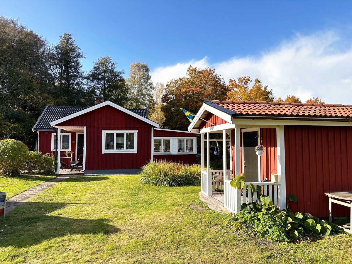 Nice red cottage near the lake Hjälmaren and Vingå