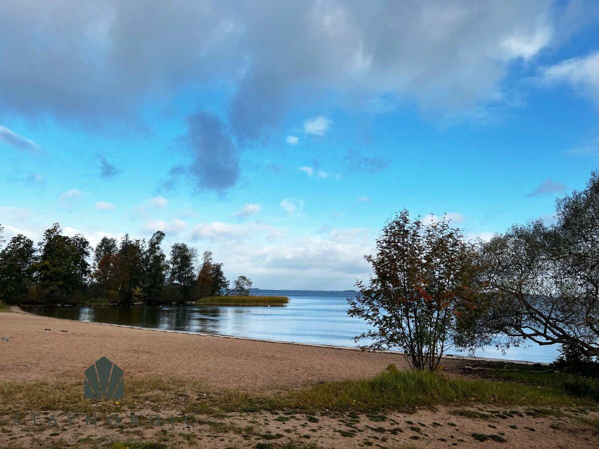 Nice red cottage near the lake Hjälmaren and Vingå