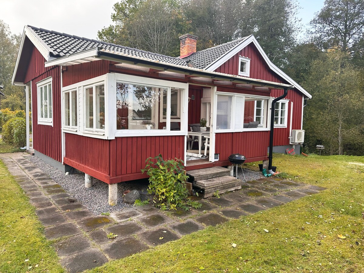 Nice red cottage near the lake Hjälmaren and Vingå