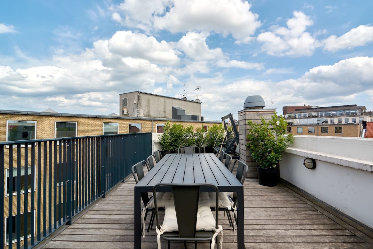 Luxury 2-Story Penthouse w/Private Rooftop in CPH