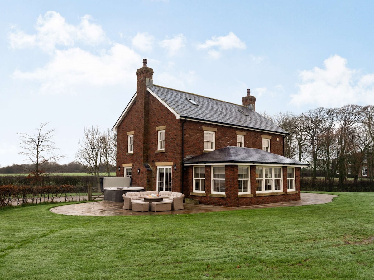 5 Bed in Lytham  (85675)