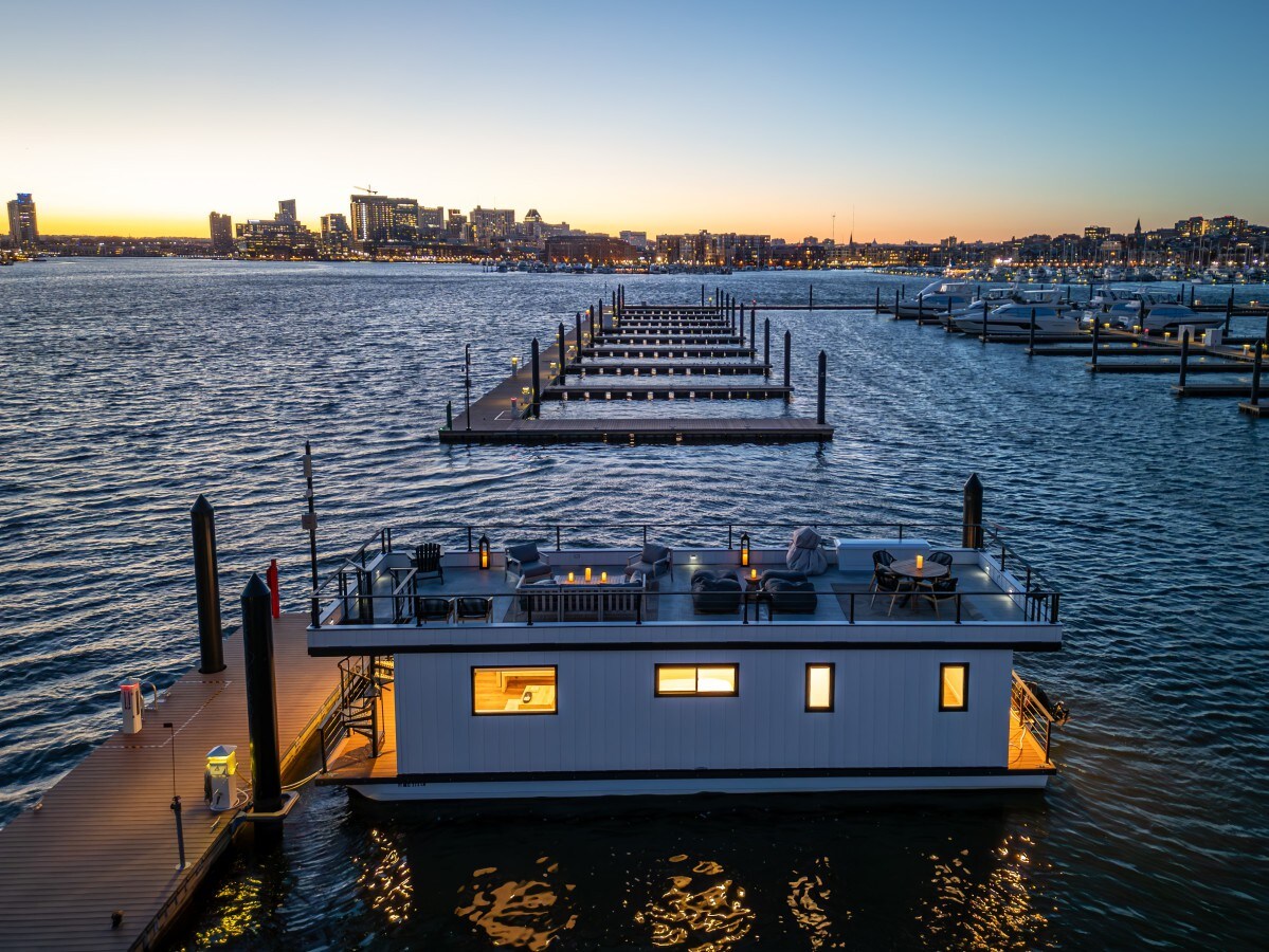 Luxe Houseboat: Epic 360 Views of Baltimore Harbor