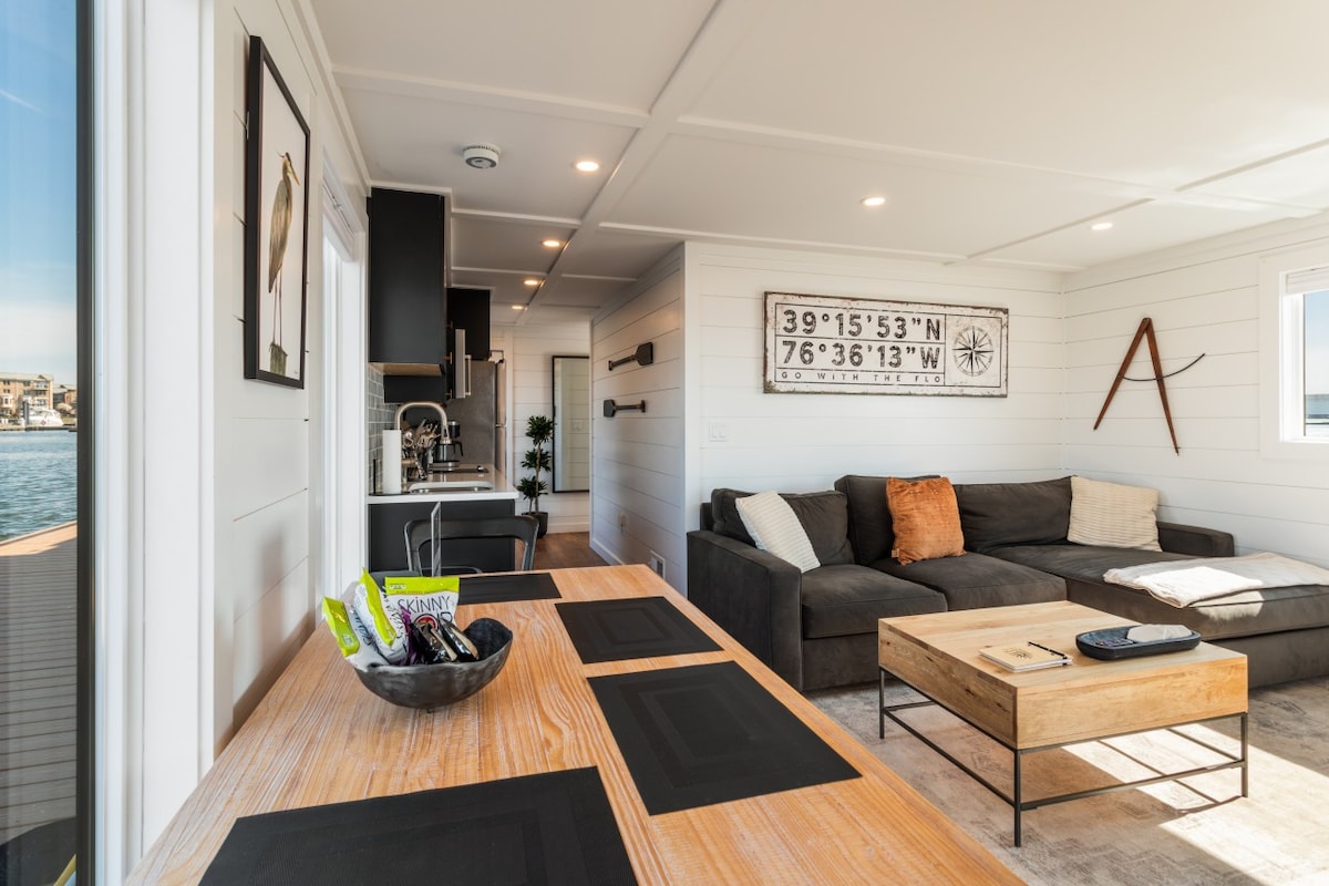 Luxe Houseboat: Epic 360 Views of Baltimore Harbor