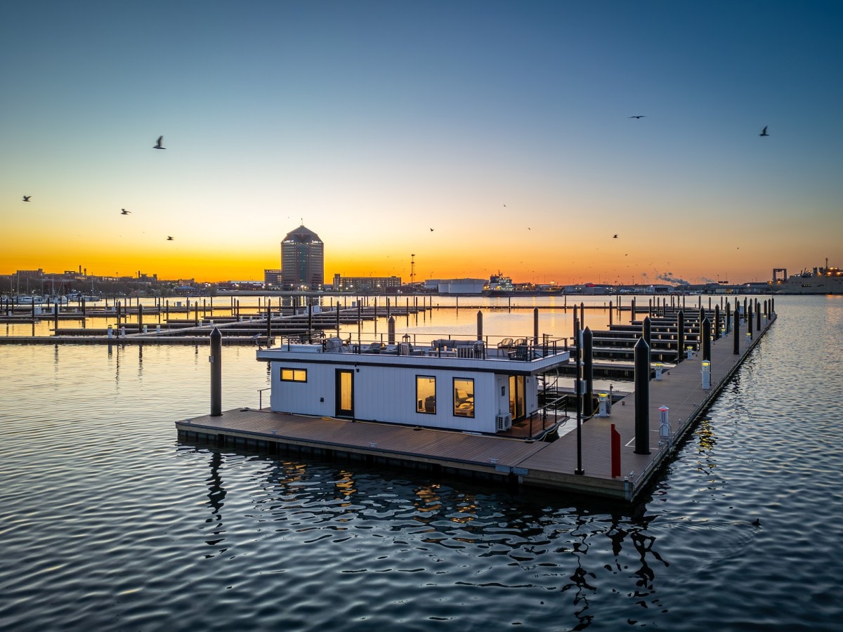 Luxe Houseboat: Epic 360 Views of Baltimore Harbor