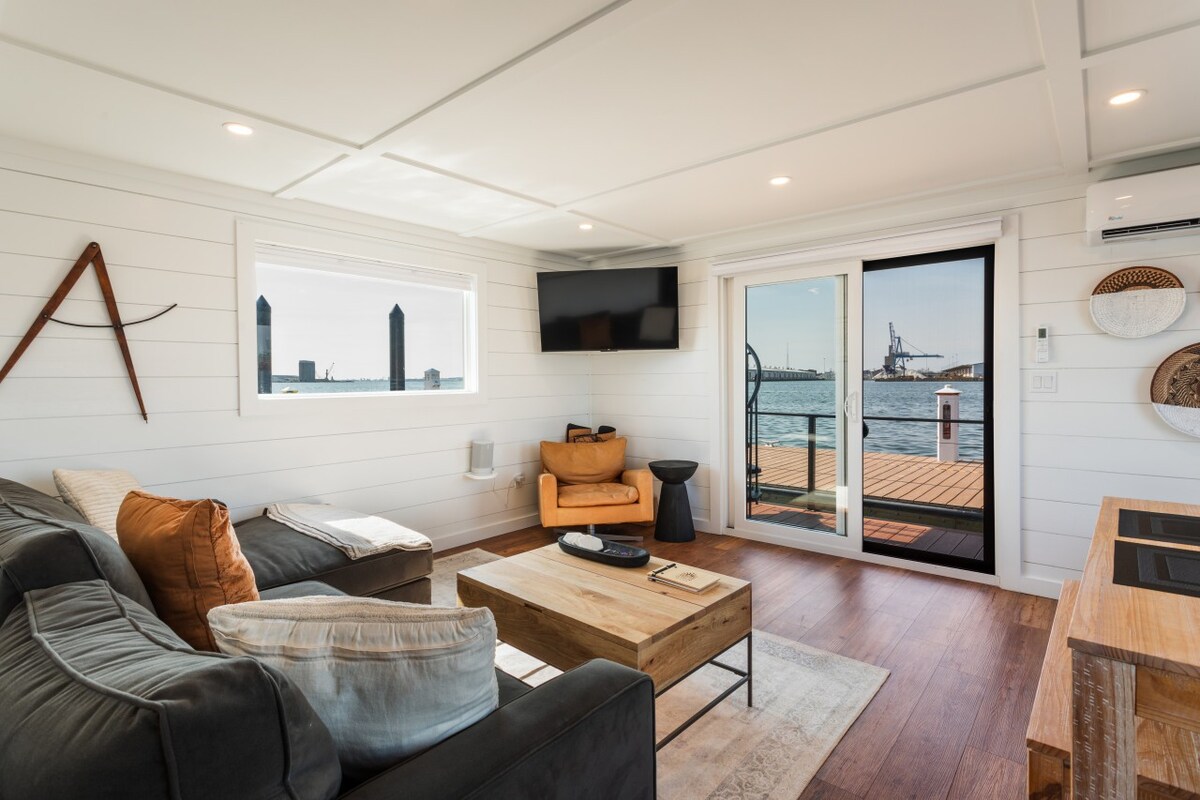 Luxe Houseboat: Epic 360 Views of Baltimore Harbor