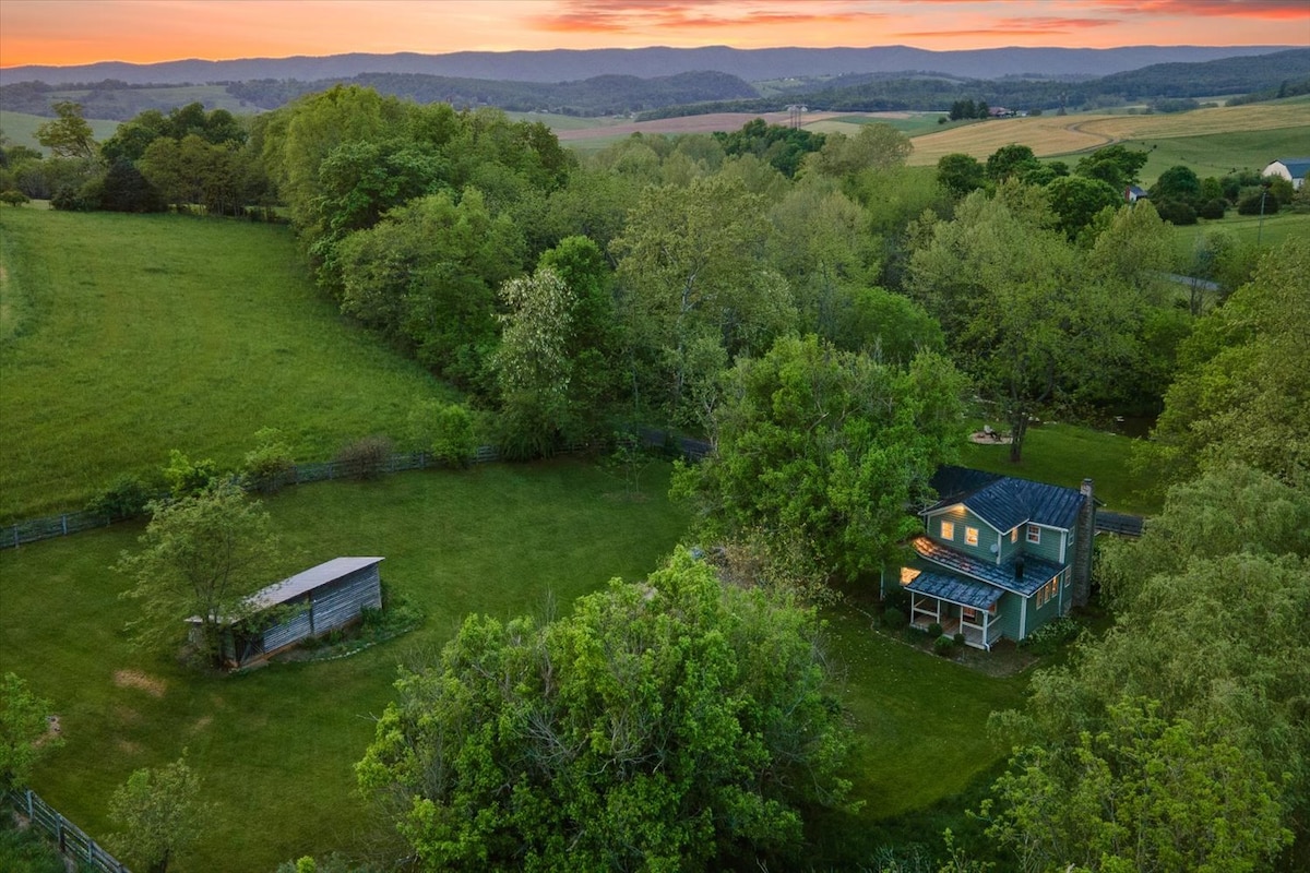 Hays Creek Cottage: Waterfront Home Near Mountains