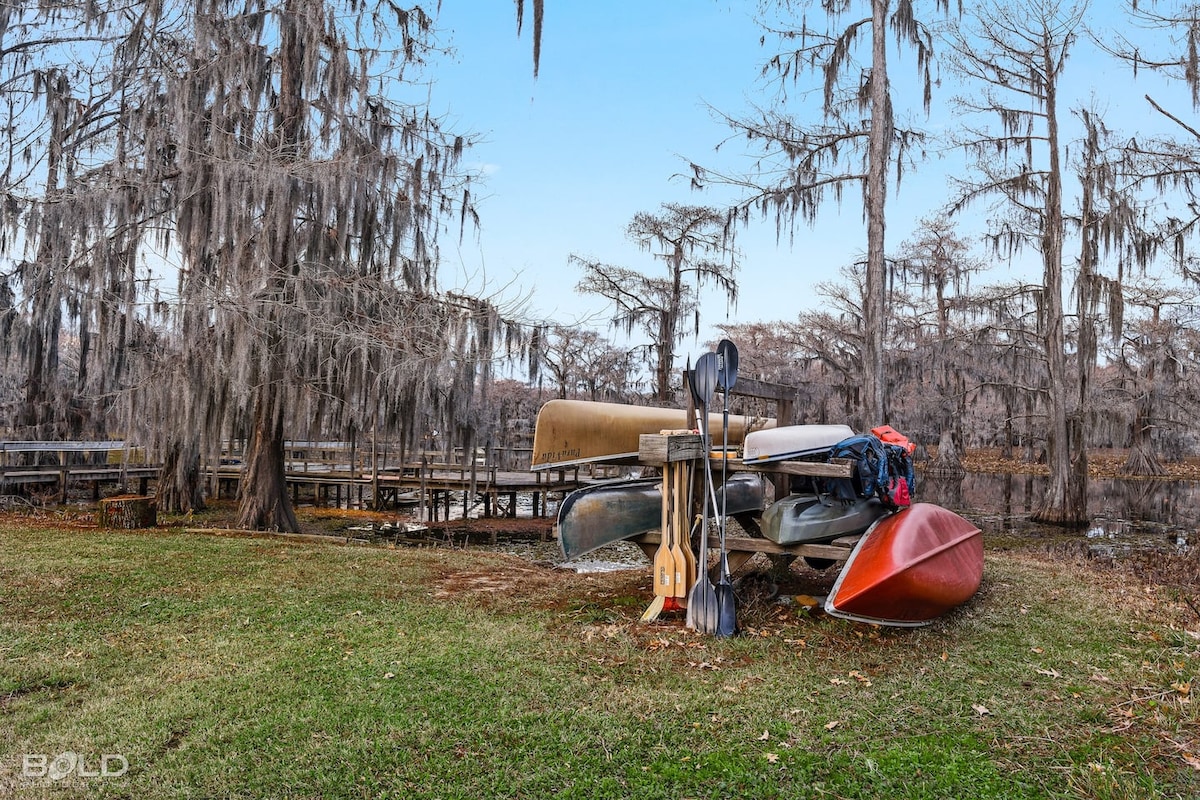 Grand Harbor Lakefront - Caddo Lake w/Canoes