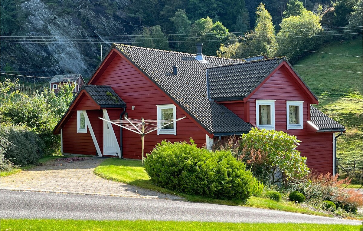 Home in Lundegrend with house a mountain view