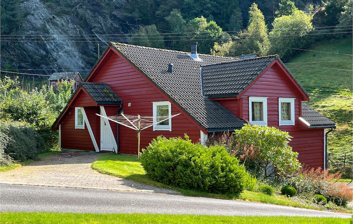 Home in Lundegrend with house a mountain view