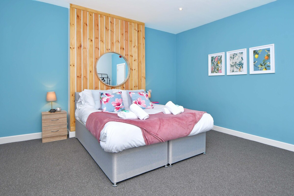 Burton Apartments. Free WiFi & Parking - Sleeps 4