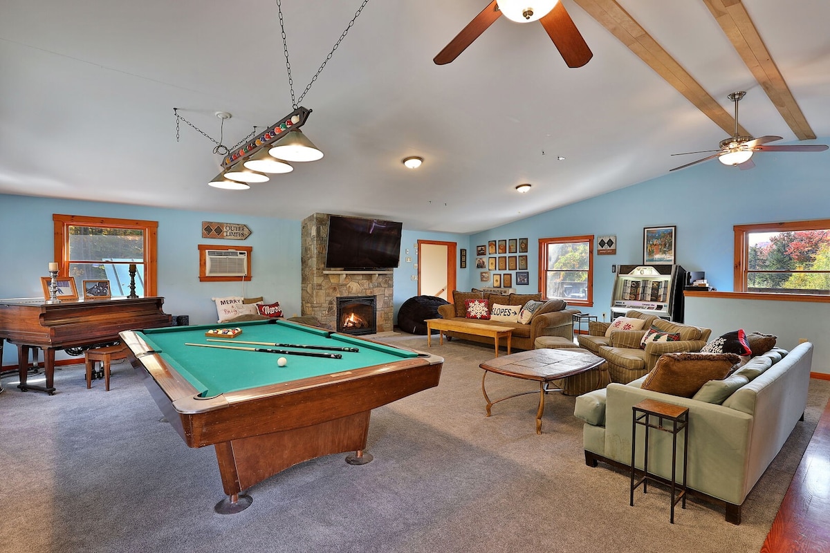 Winding Way Chalet: Large Family Ski Home. Hot Tub