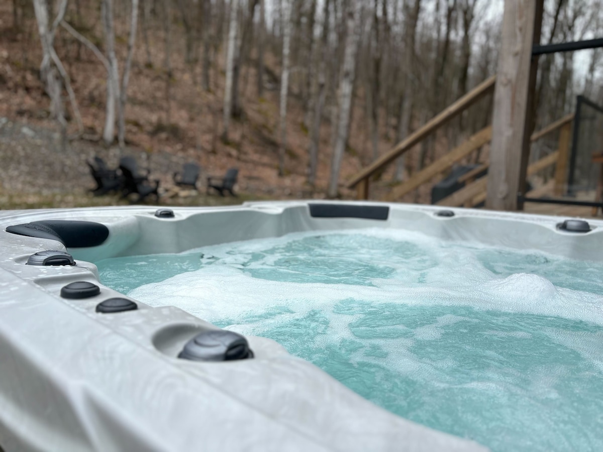 Luxury Farmhouse Stay with Hot Tub