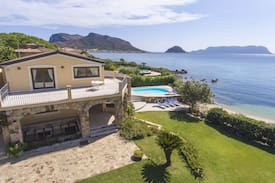 Villa Mimosa - with a pool in front of the sea