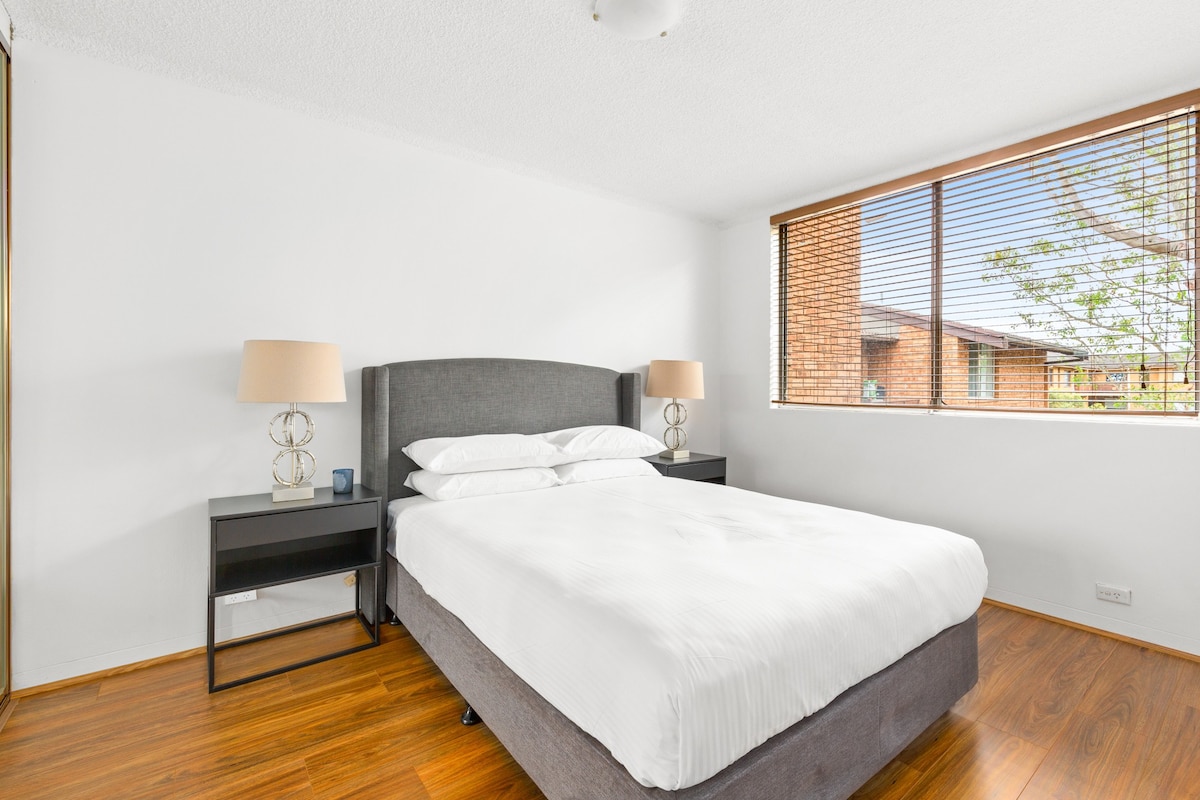 Sleek 2-Bed Unit in Quiet Street by Belmore Park