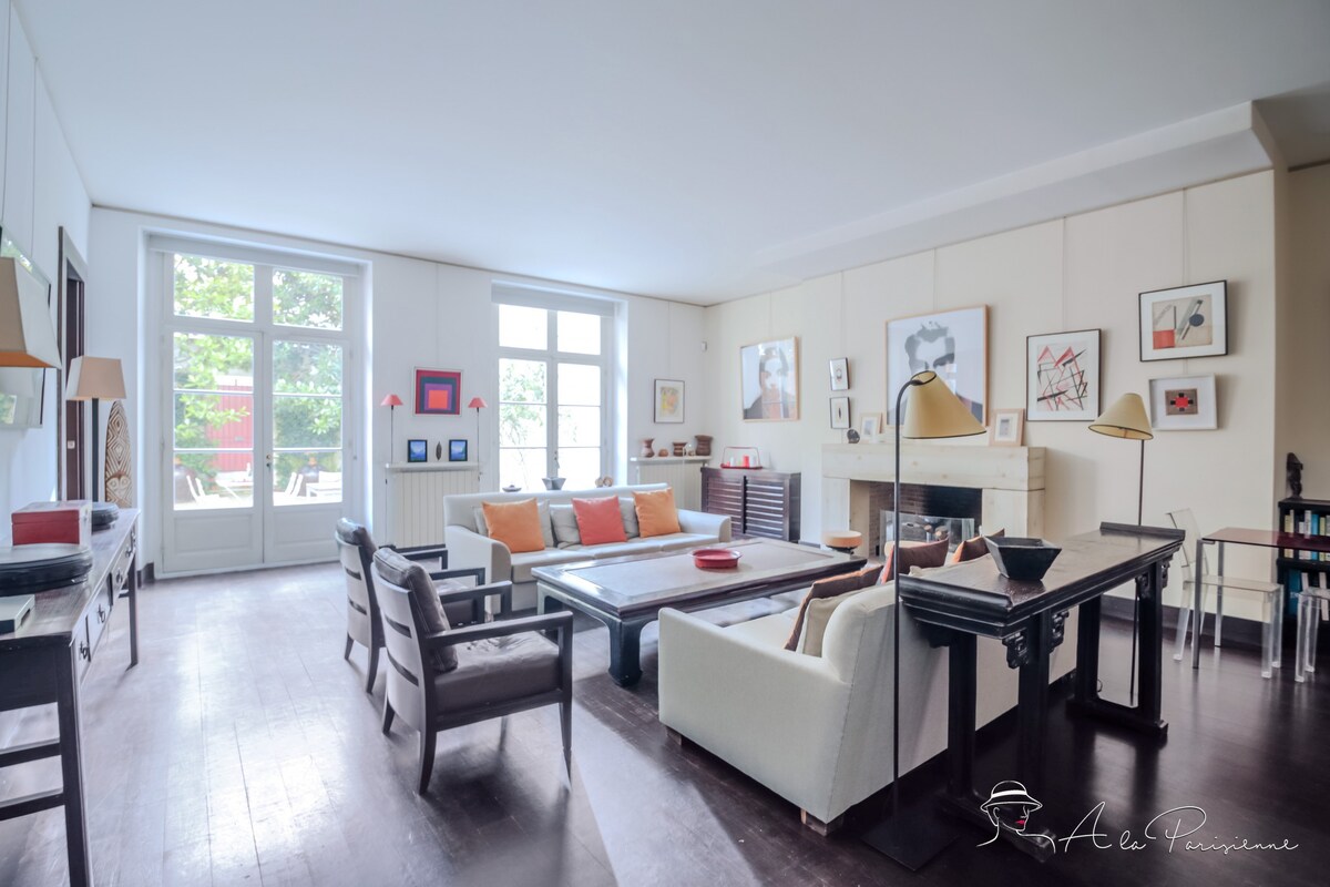 Big apartment with private garden on the Marais