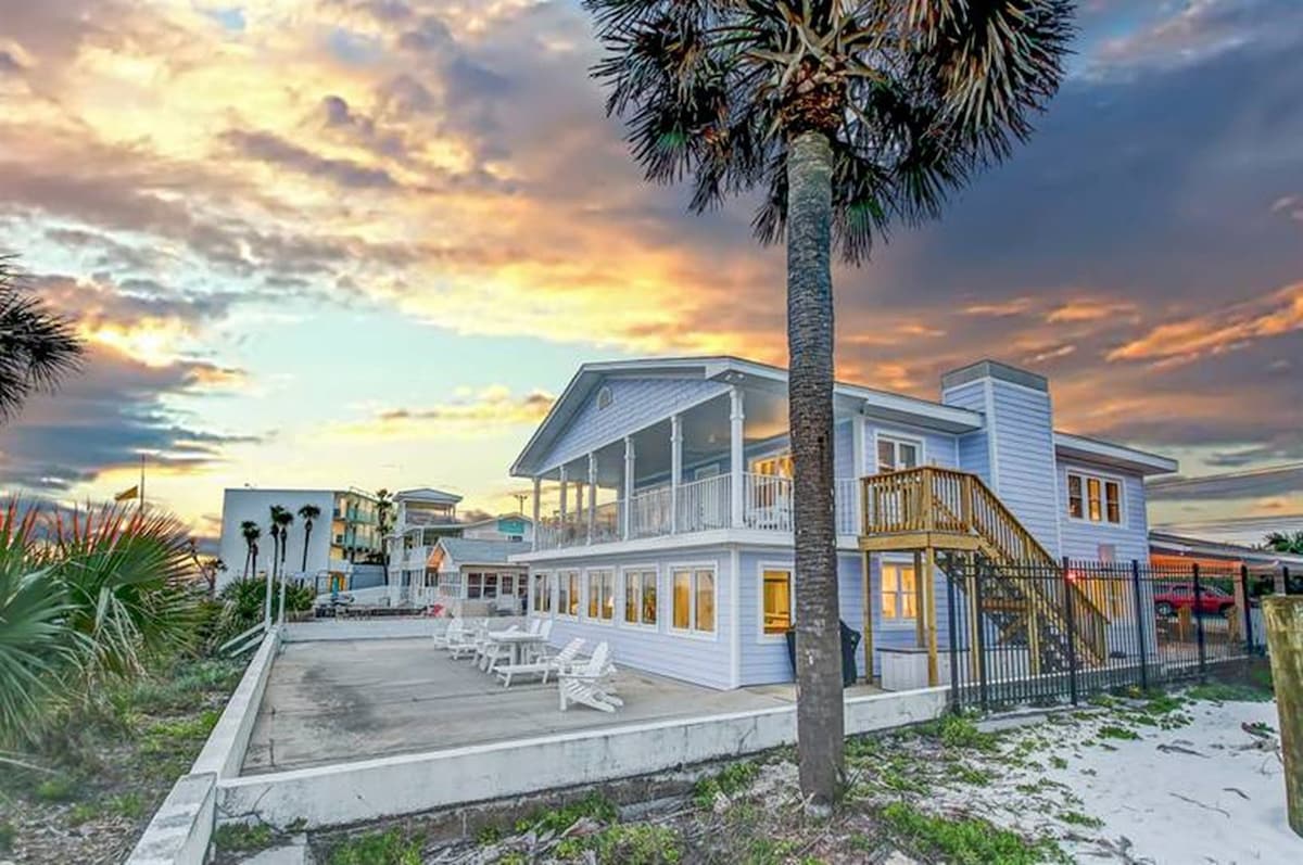 Beach Front Home. 7 Br sleeps 20!