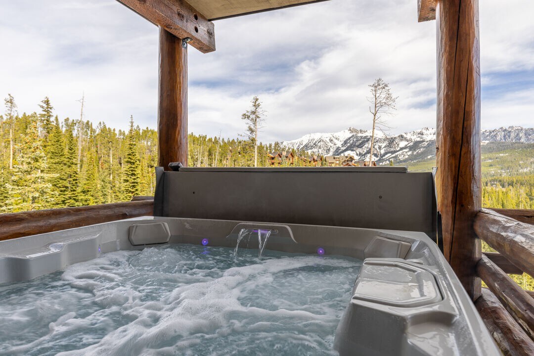 NEW! Saddle Ridge Ski in/Ski out, private hot tub