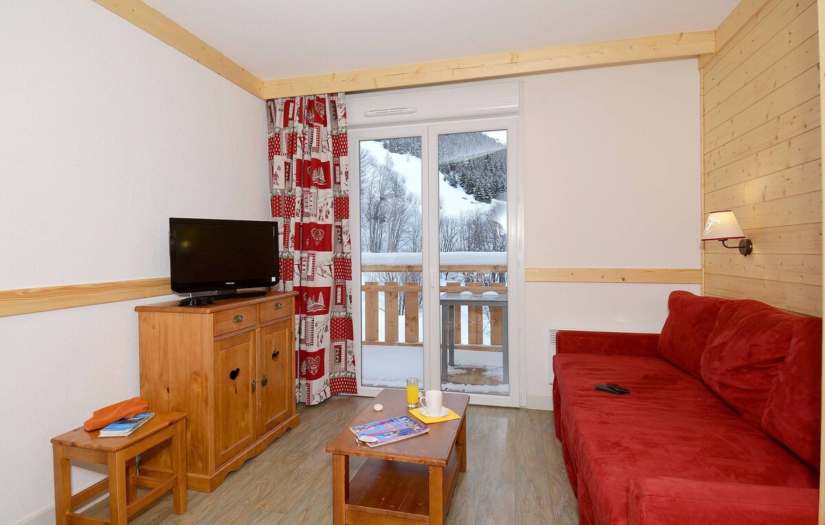 Sleeps 8! Mountain Escape + Pool & Wi-Fi Access!