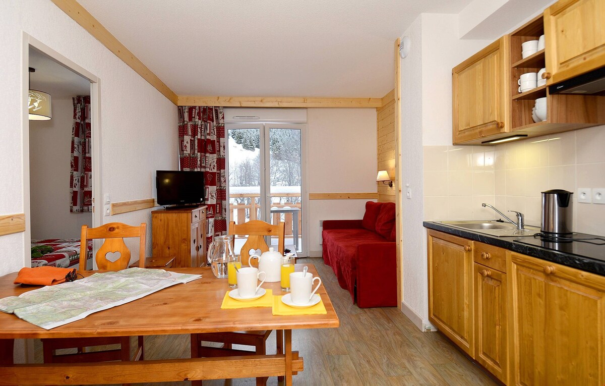 Sleeps 8! Mountain Escape + Pool & Wi-Fi Access!