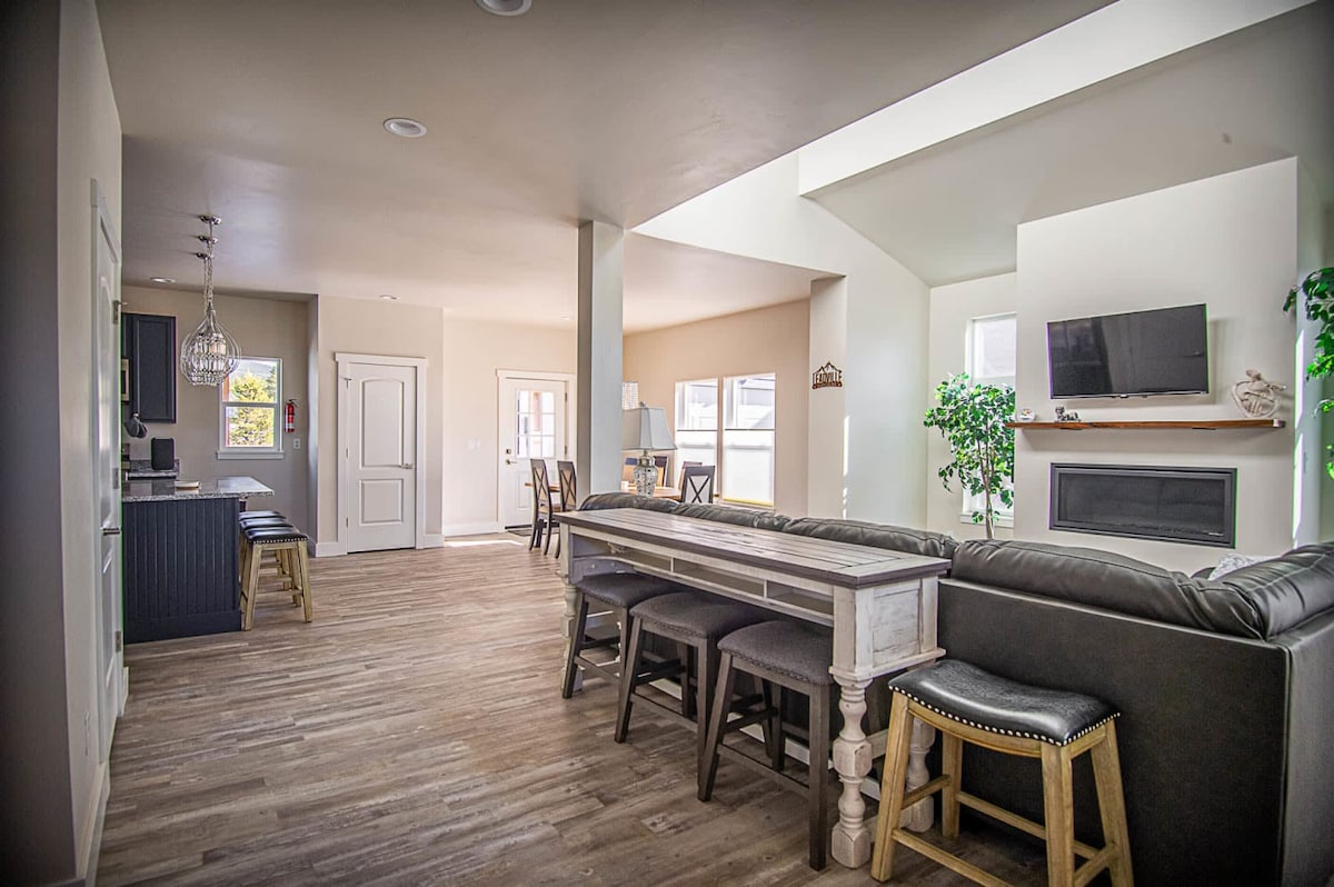 Brand New 4bd Modern Home in Leadville