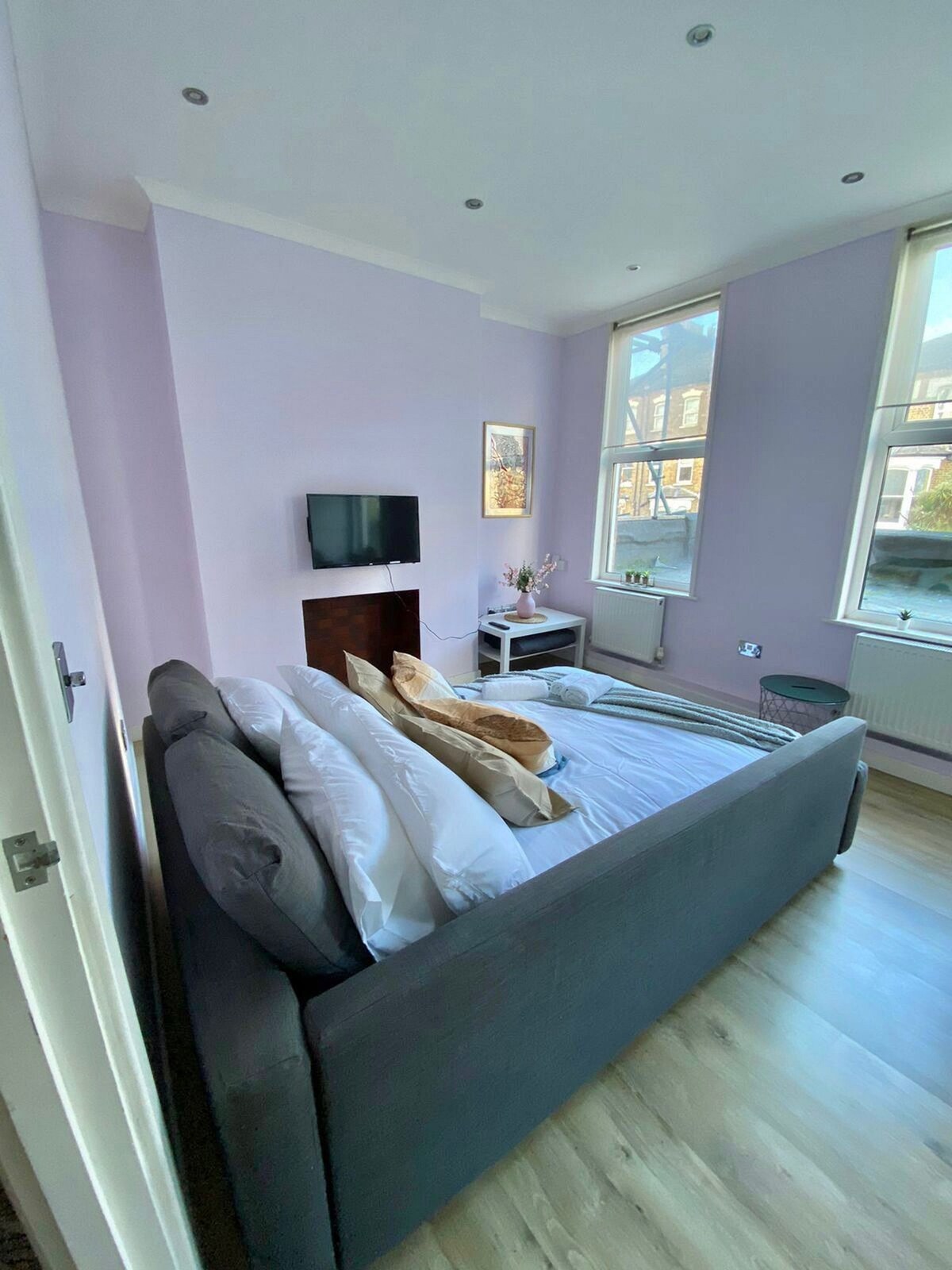 Two Bed Pink Sapphire Flat : Next Victoria Line
