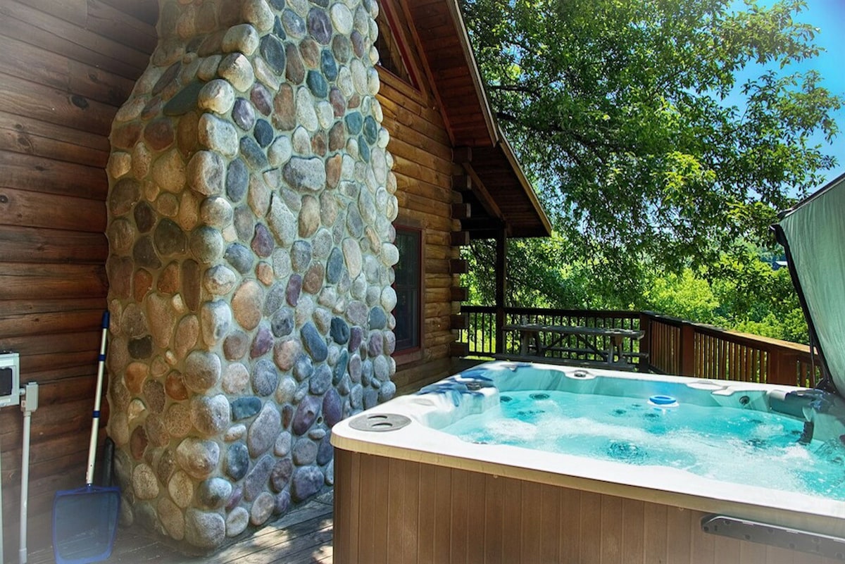 Secluded w/ View! Hot tub! Sleeps 14!