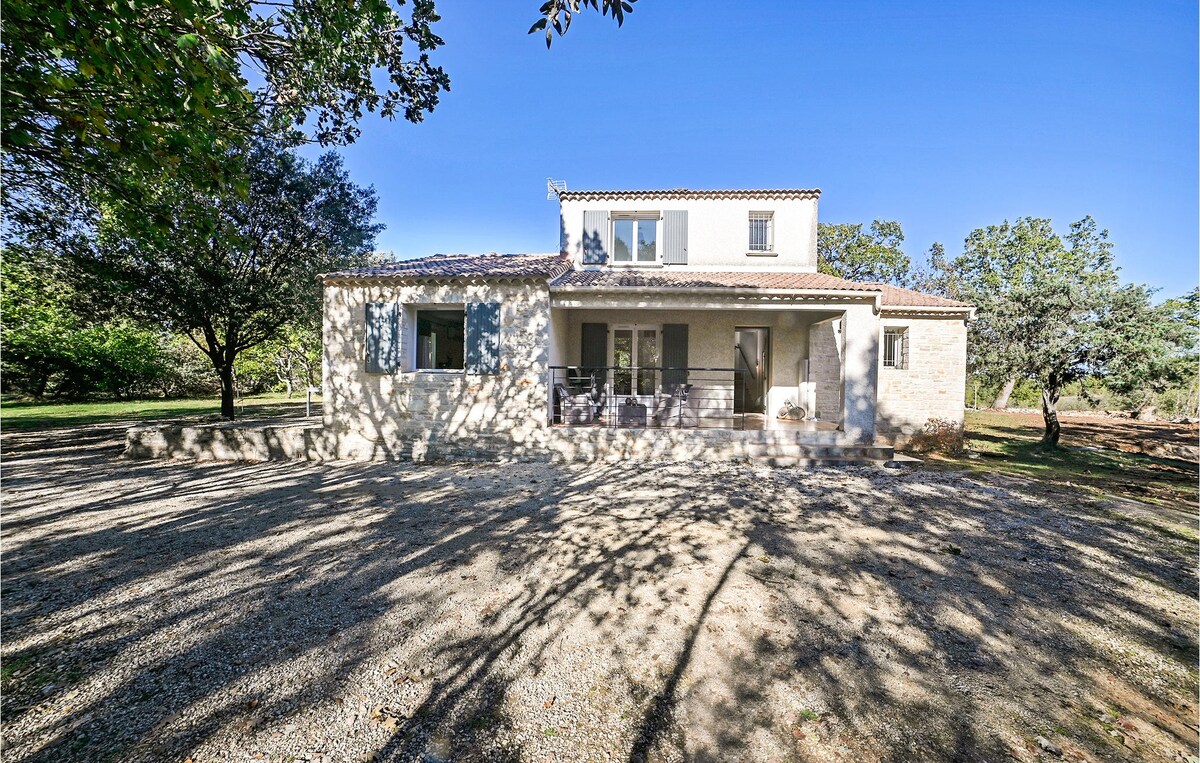 Beautiful home in Barjac with kitchen