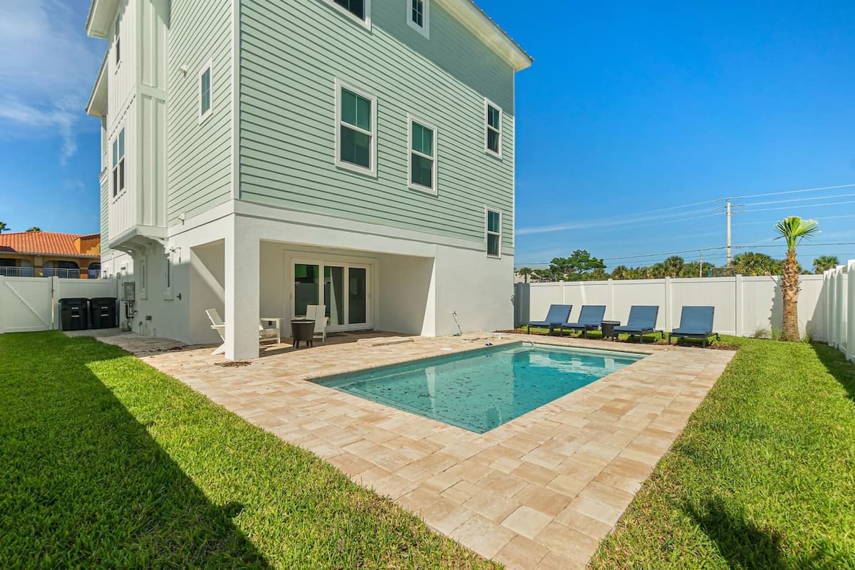 Endless Summer Oasis heated pool and putting green