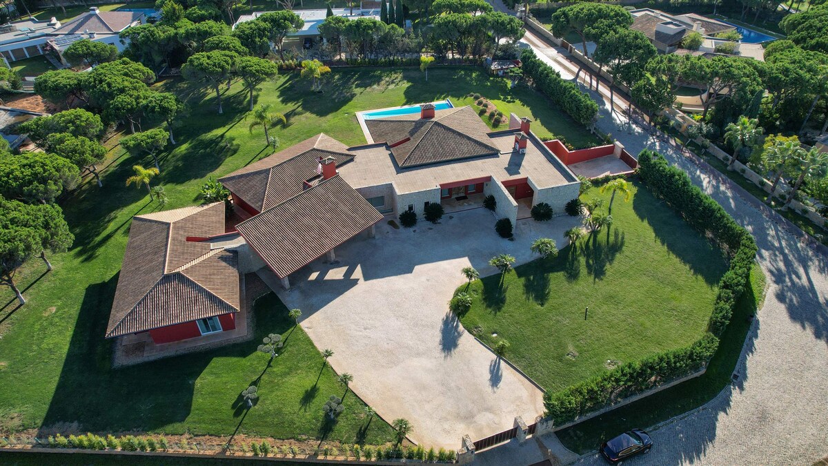 Villa Pinhal Luxa, stunning, spa, gym, games room