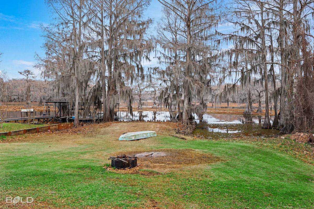 Shipwreck with Upper Deck, Lake View & Canoes!