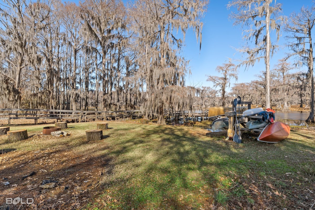 Shipwreck with Upper Deck, Lake View & Canoes!