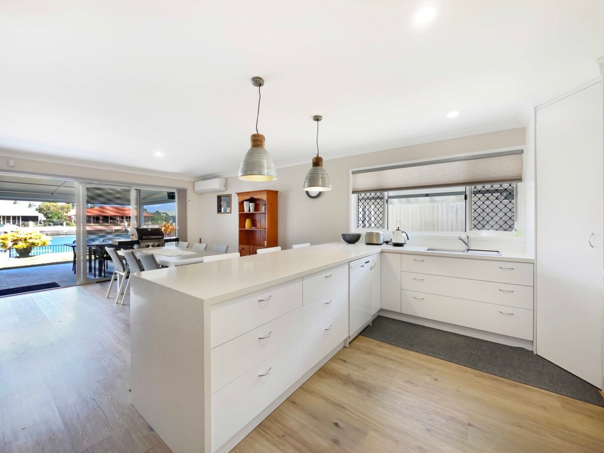 Spacious Holiday Unit on Canal at Banksia Beach